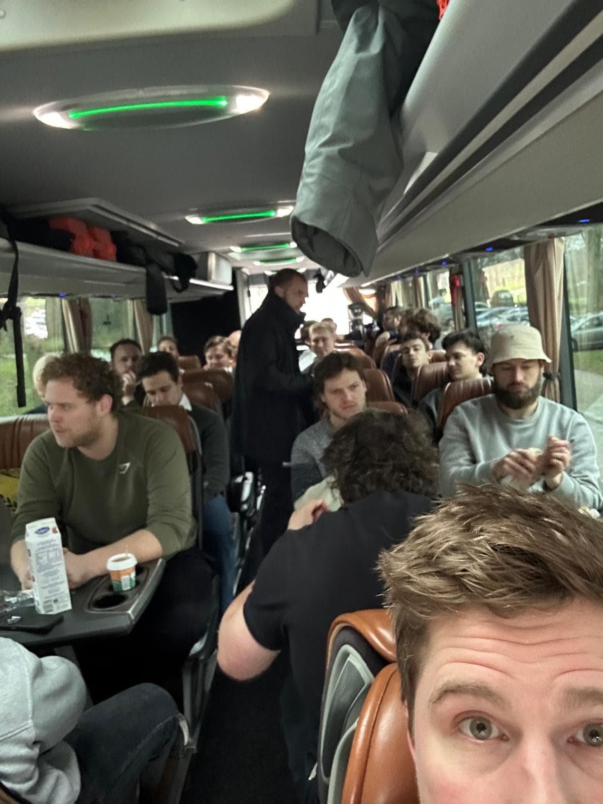 Dankzij een Club van 100-actie reisde het 1e van RC Delft gezamenlijk en goed voorbereid af naar Den Bosch voor de laatste wedstrijd van de 1e fase.