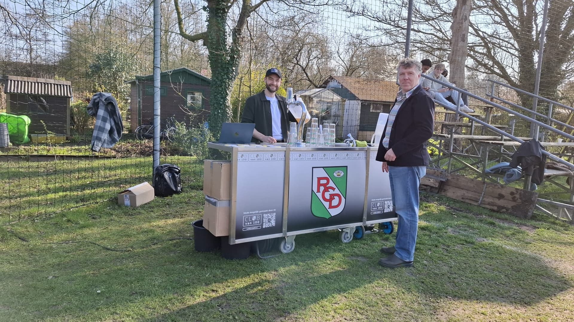 Een uitklapbare buitenbar met twee kranen en snelkoeler, ingezet op thuiswedstrijden om supporters langs de lijn van koud bier te voorzien.